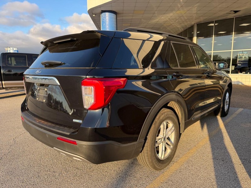 Ford Explorer Vehicle Full-screen Gallery Image 2