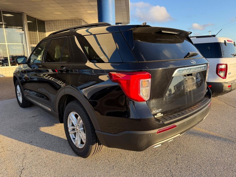 Ford Explorer Vehicle Full-screen Gallery Image 3