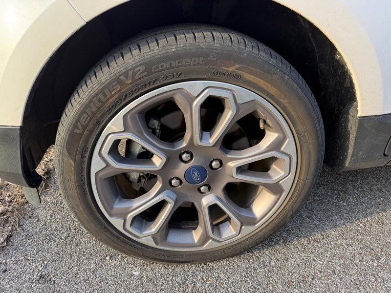 Ford EcoSport Vehicle Full-screen Gallery Image 2