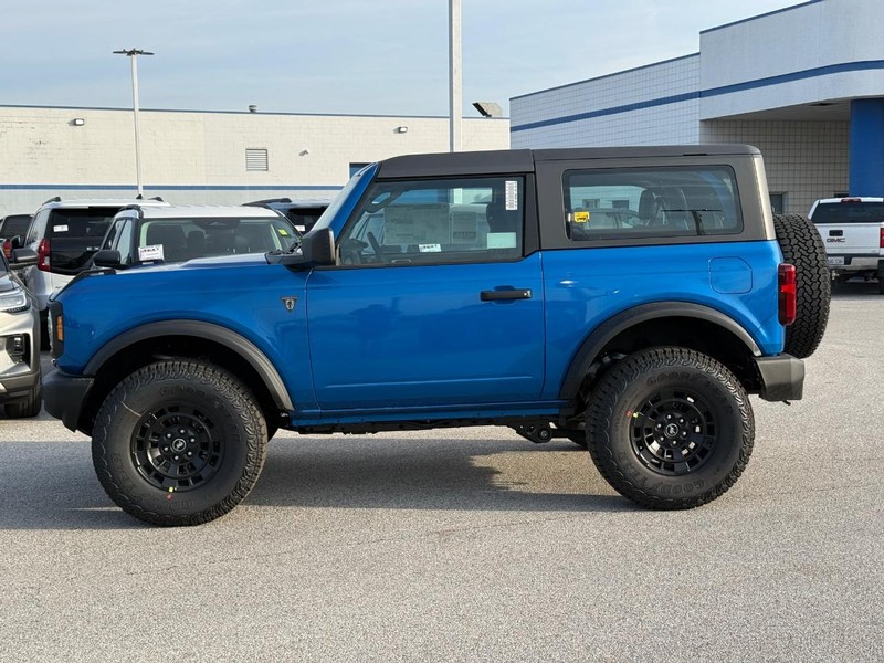 Ford Bronco Vehicle Full-screen Gallery Image 2