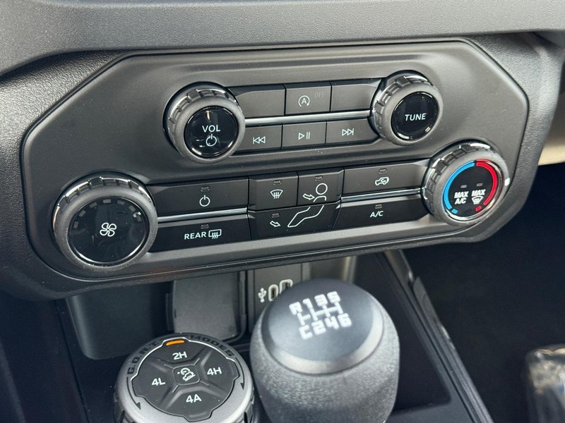 Ford Bronco Vehicle Full-screen Gallery Image 12