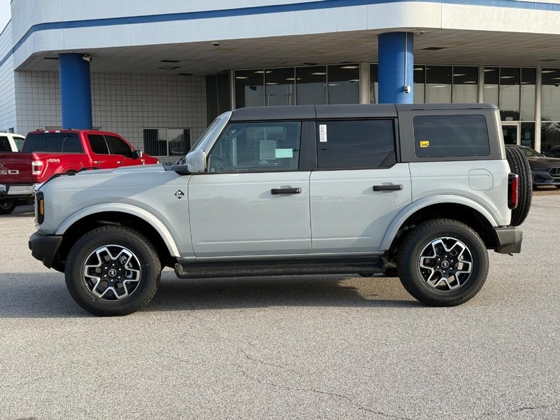 Ford Bronco Vehicle Full-screen Gallery Image 2