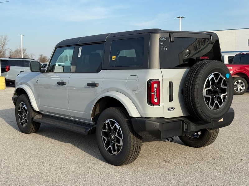 Ford Bronco Vehicle Full-screen Gallery Image 3