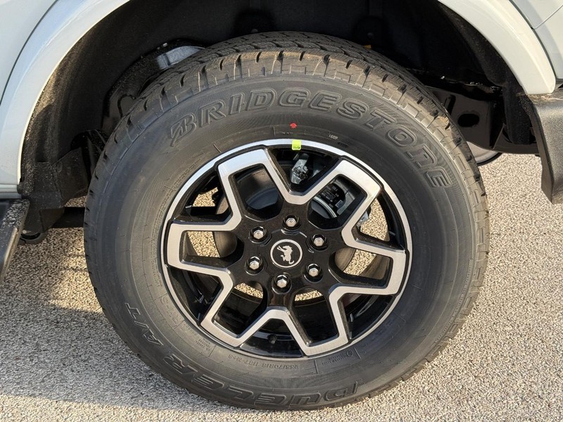 Ford Bronco Vehicle Full-screen Gallery Image 4