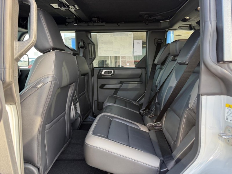 Ford Bronco Vehicle Full-screen Gallery Image 5