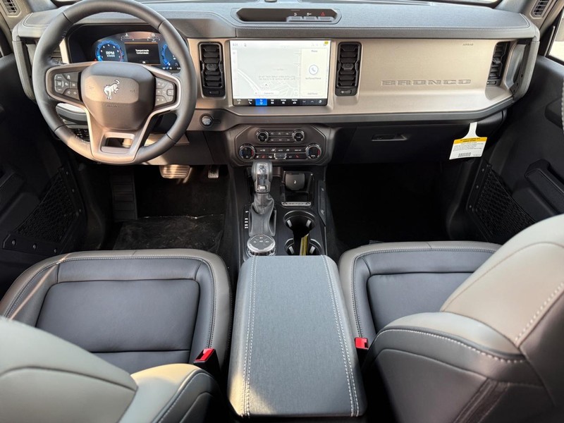 Ford Bronco Vehicle Full-screen Gallery Image 6