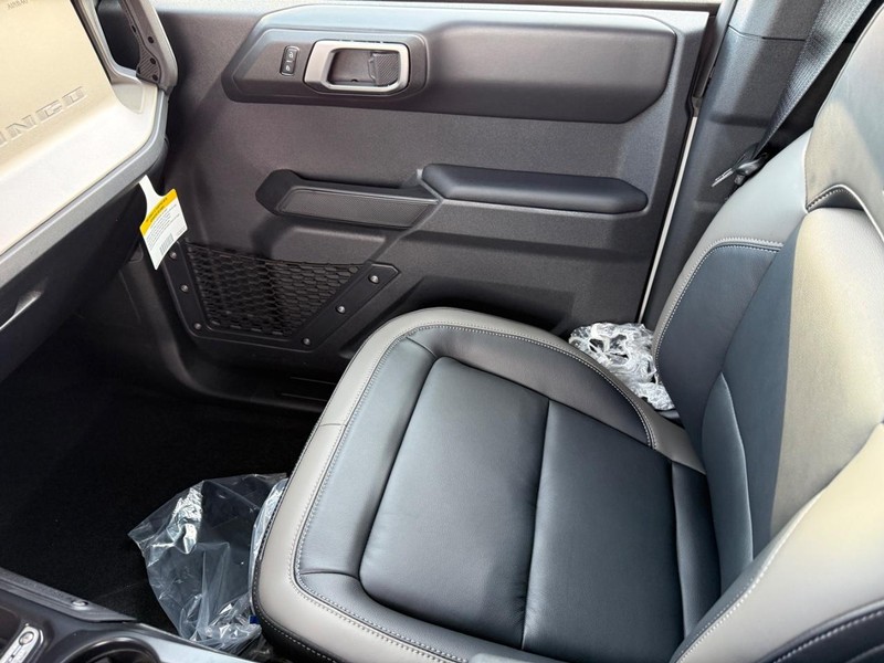 Ford Bronco Vehicle Full-screen Gallery Image 15