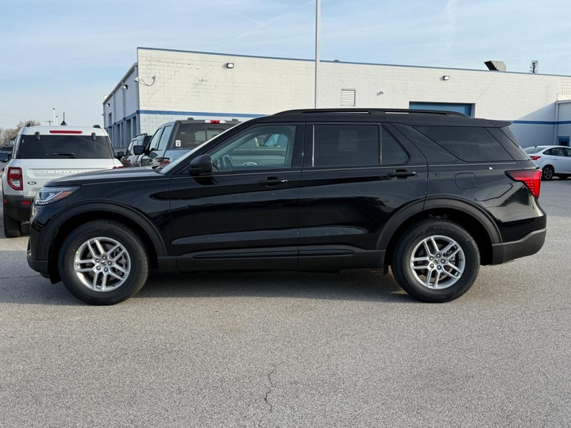 Ford Explorer Vehicle Full-screen Gallery Image 2