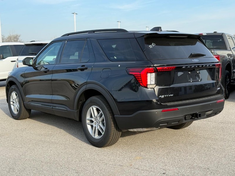 Ford Explorer Vehicle Full-screen Gallery Image 3