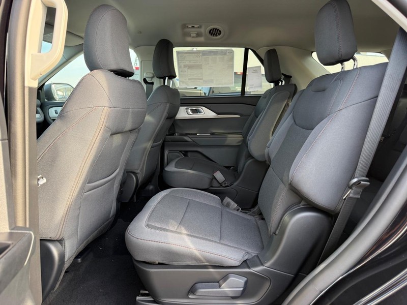 Ford Explorer Vehicle Full-screen Gallery Image 6