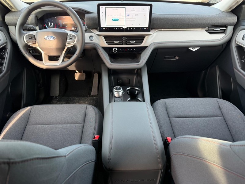 Ford Explorer Vehicle Full-screen Gallery Image 7