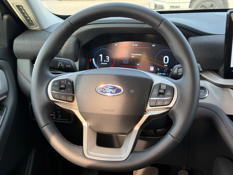 Ford Explorer Vehicle Full-screen Gallery Image 8