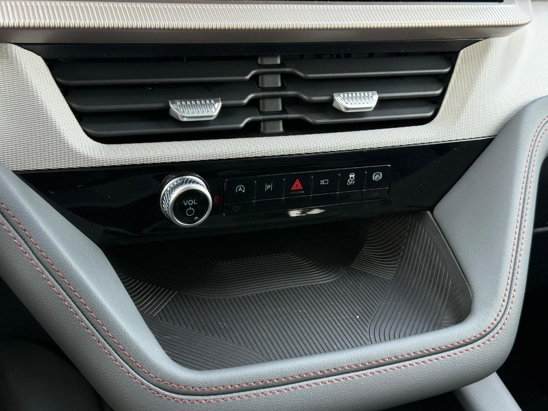 Ford Explorer Vehicle Full-screen Gallery Image 14