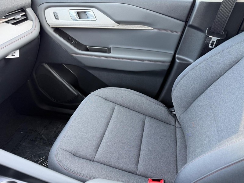 Ford Explorer Vehicle Full-screen Gallery Image 16