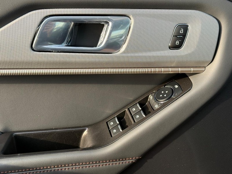 Ford Explorer Vehicle Full-screen Gallery Image 17