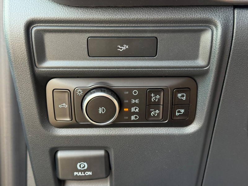 Ford F-150 Vehicle Full-screen Gallery Image 18