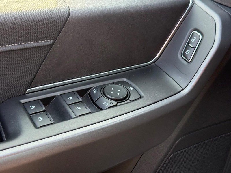 Ford F-150 Vehicle Full-screen Gallery Image 19