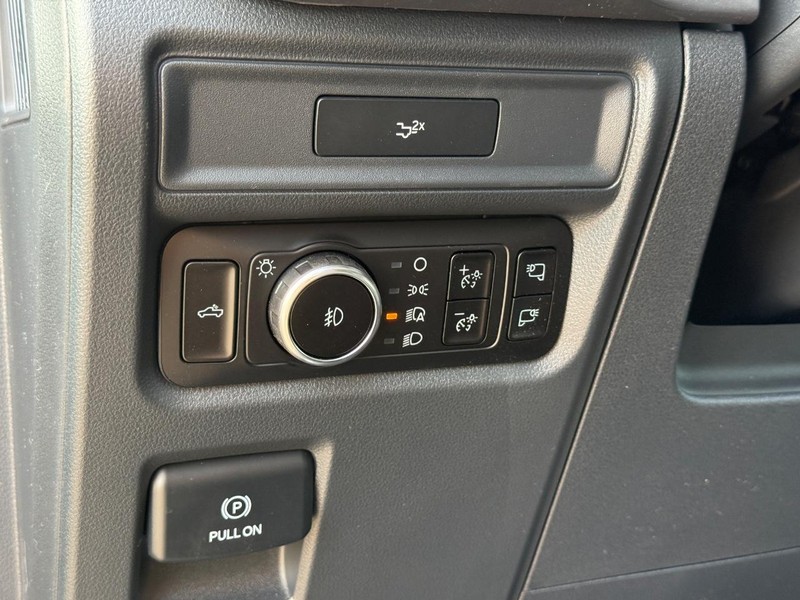 Ford F-150 Vehicle Full-screen Gallery Image 18