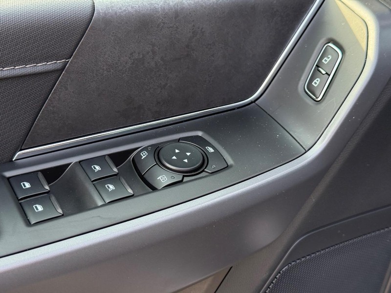 Ford F-150 Vehicle Full-screen Gallery Image 19