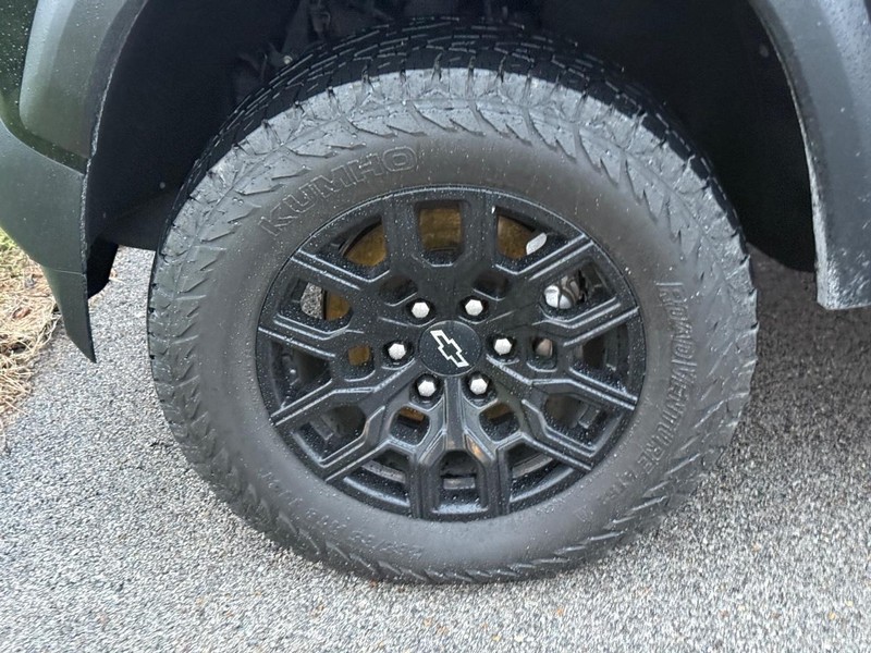 Chevrolet Colorado Vehicle Full-screen Gallery Image 2