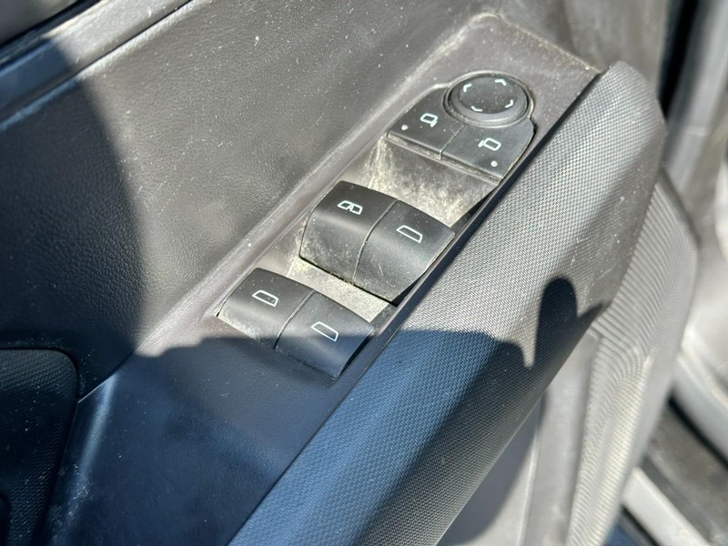 Chevrolet Colorado Vehicle Full-screen Gallery Image 16
