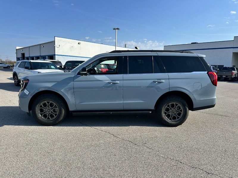 Ford Expedition Vehicle Full-screen Gallery Image 2