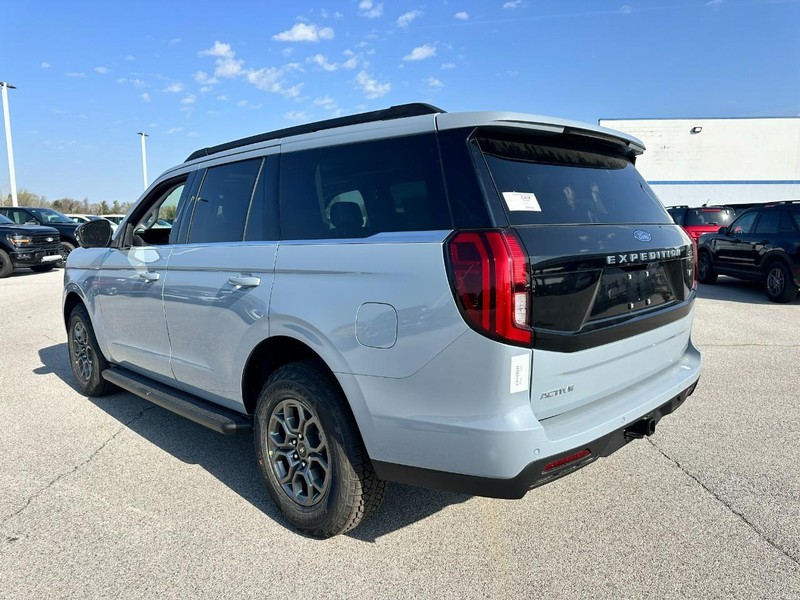 Ford Expedition Vehicle Full-screen Gallery Image 3