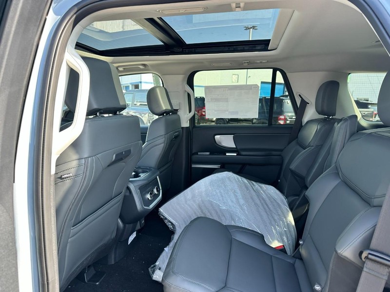 Ford Expedition Vehicle Full-screen Gallery Image 5