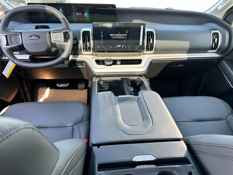 Ford Expedition Vehicle Full-screen Gallery Image 7