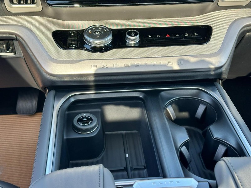 Ford Expedition Vehicle Full-screen Gallery Image 10