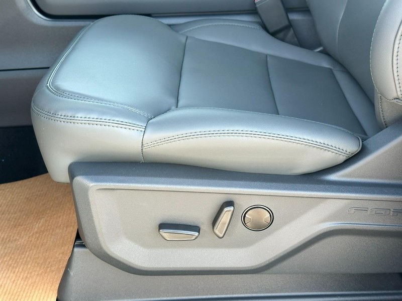 Ford Expedition Vehicle Full-screen Gallery Image 12