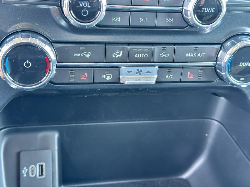 Ford F-150 Vehicle Full-screen Gallery Image 15