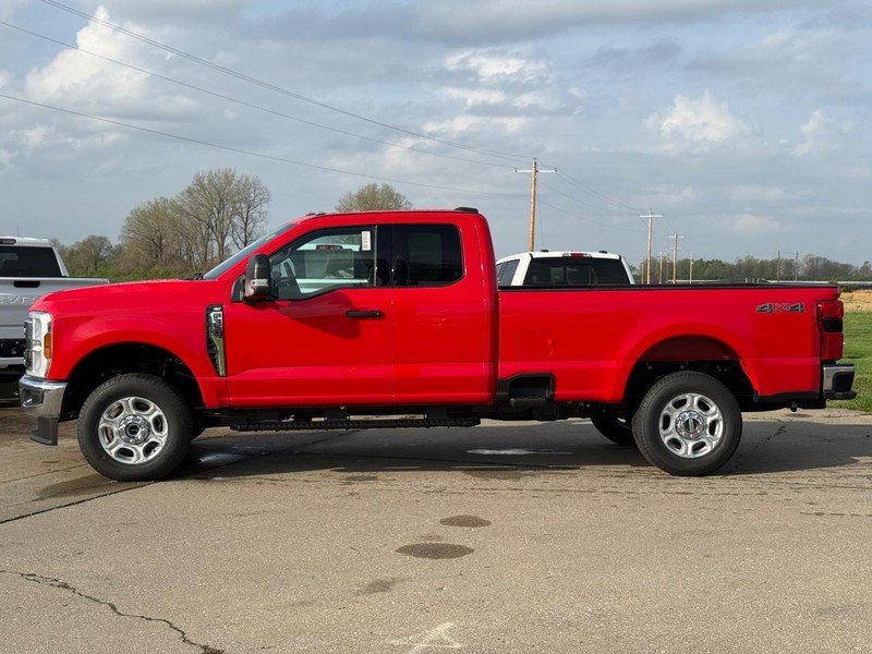 Ford Super Duty F-350 SRW Vehicle Full-screen Gallery Image 2
