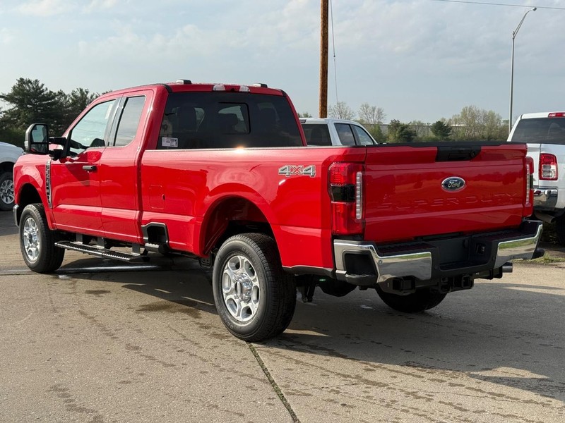 Ford Super Duty F-350 SRW Vehicle Full-screen Gallery Image 3