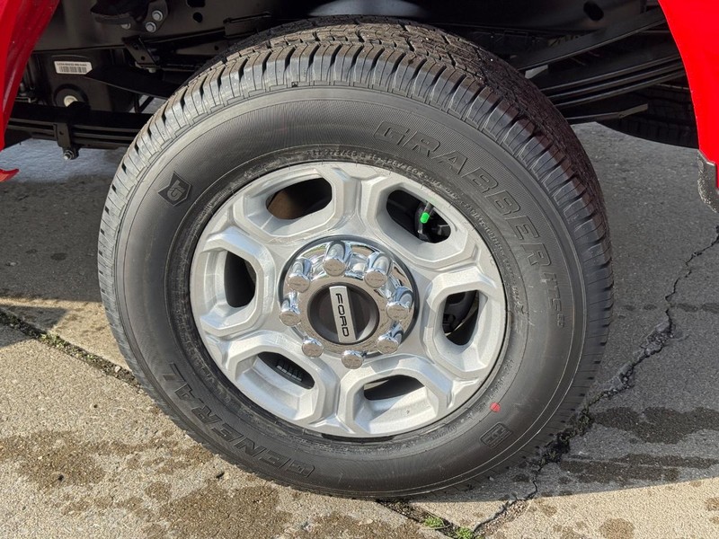 Ford Super Duty F-350 SRW Vehicle Full-screen Gallery Image 4