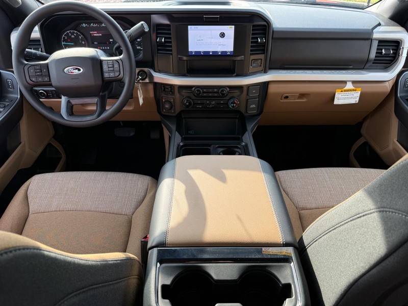 Ford Super Duty F-350 SRW Vehicle Full-screen Gallery Image 6