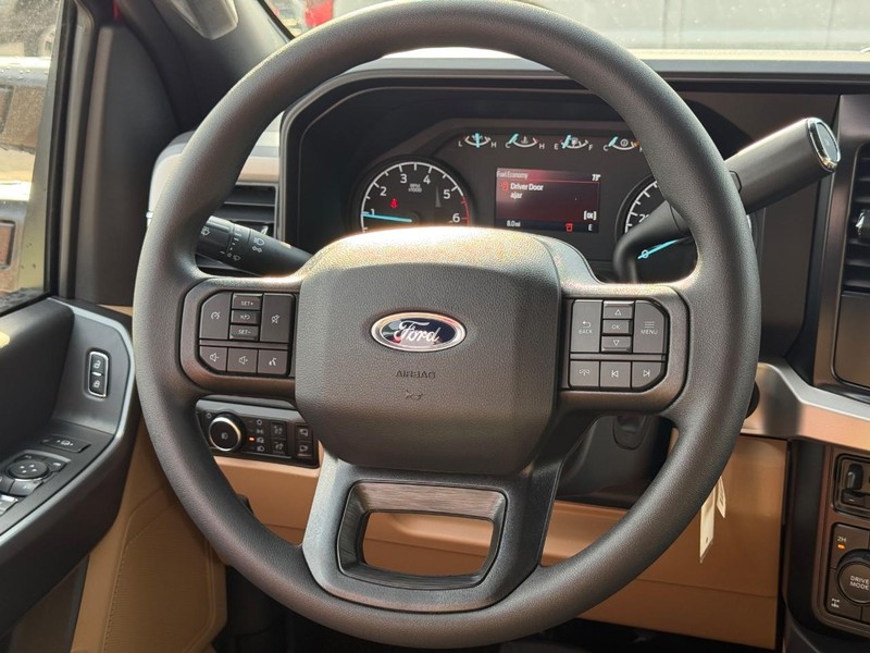 Ford Super Duty F-350 SRW Vehicle Full-screen Gallery Image 7