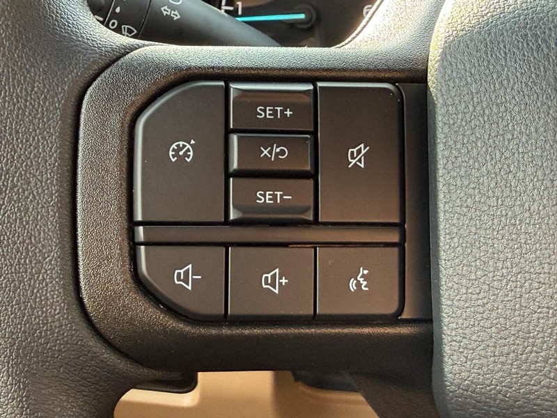 Ford Super Duty F-350 SRW Vehicle Full-screen Gallery Image 8