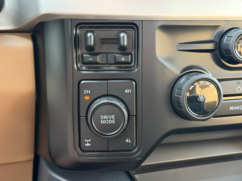 Ford Super Duty F-350 SRW Vehicle Full-screen Gallery Image 12