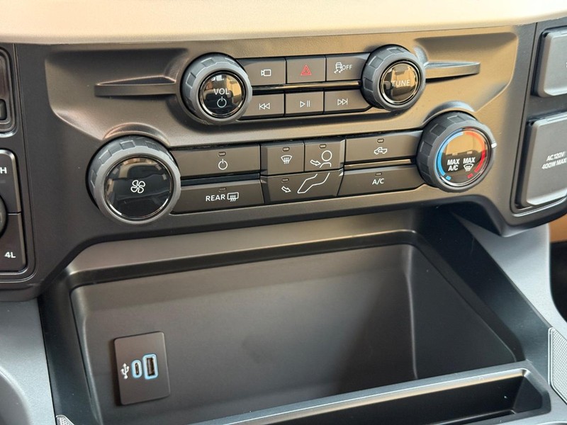 Ford Super Duty F-350 SRW Vehicle Full-screen Gallery Image 13