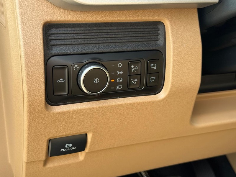 Ford Super Duty F-350 SRW Vehicle Full-screen Gallery Image 16