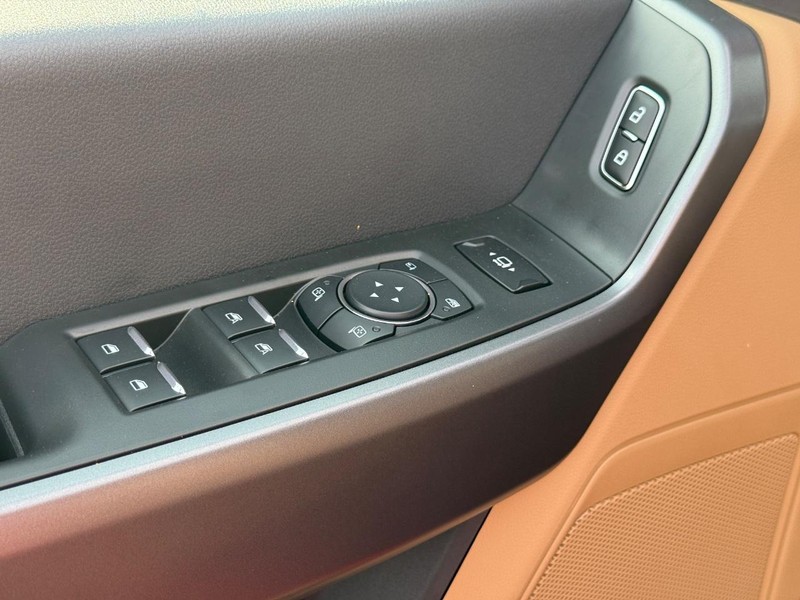 Ford Super Duty F-350 SRW Vehicle Full-screen Gallery Image 17