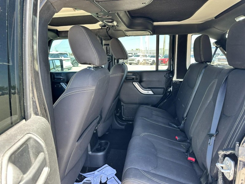 Jeep Wrangler Unlimited Vehicle Full-screen Gallery Image 10