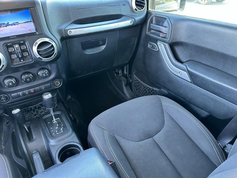 Jeep Wrangler Unlimited Vehicle Full-screen Gallery Image 15