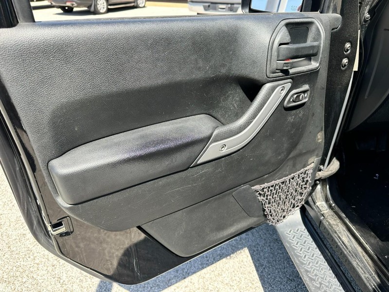 Jeep Wrangler Unlimited Vehicle Full-screen Gallery Image 16