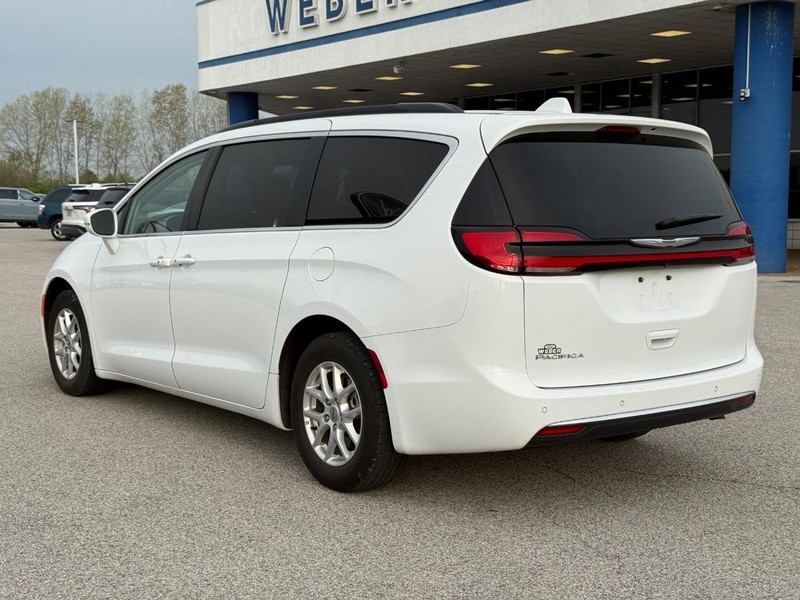 Chrysler Pacifica Vehicle Full-screen Gallery Image 03