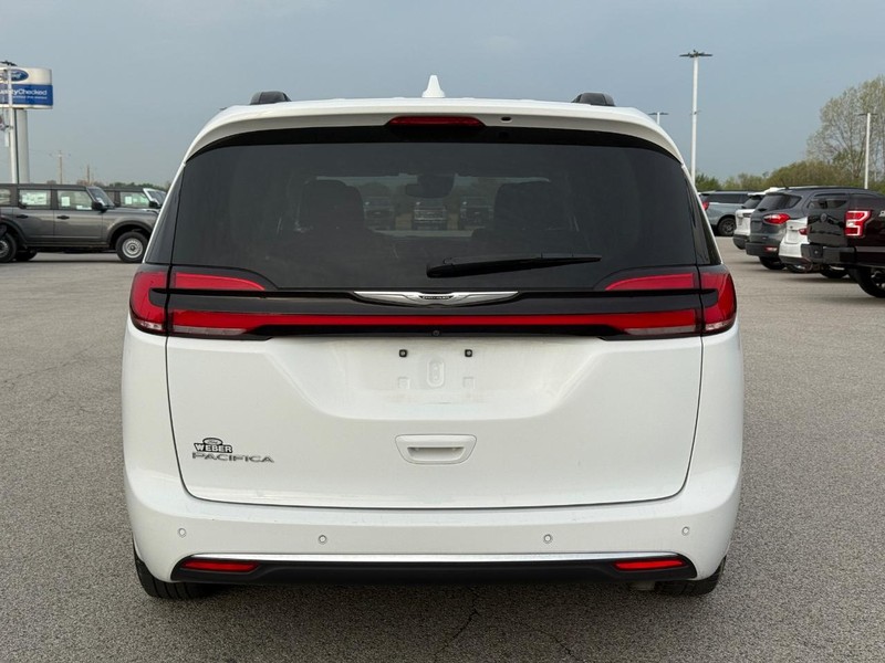 Chrysler Pacifica Vehicle Full-screen Gallery Image 04