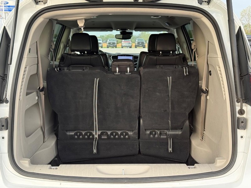 Chrysler Pacifica Vehicle Full-screen Gallery Image 06