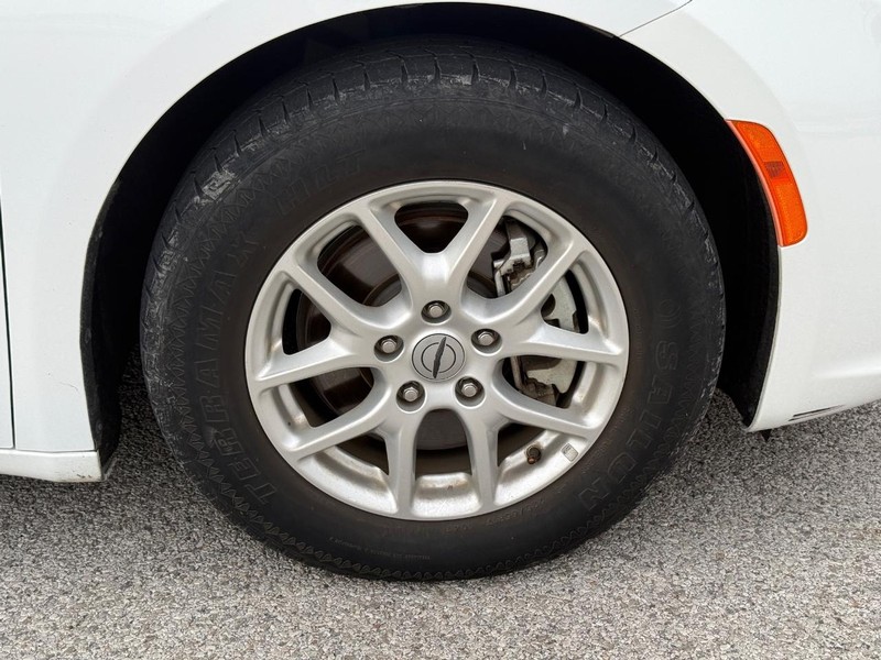 Chrysler Pacifica Vehicle Full-screen Gallery Image 07