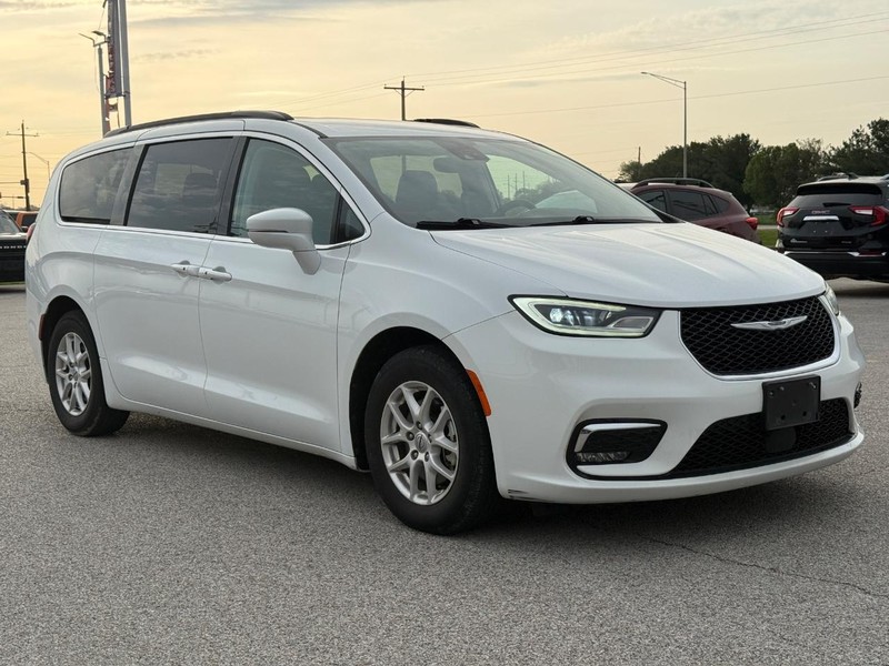 Chrysler Pacifica Vehicle Full-screen Gallery Image 08